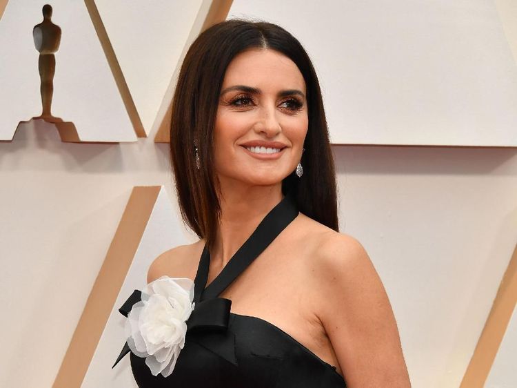 Gaya Penelope Cruz yang Selalu Awet Muda