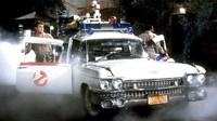 Ectomobile: Ghostbuster. Buat yang memasuki usia remaja dan kanak-kanak pada tahun 1980-an pasti tidak asing dengan penampakan mobil satu ini. Sebab, mobil ini ikonik selalu dipakai tim pemburu hantu nyentrik dalam film Ghostbuster yang sempat dirilis pada tahun 1984. Ya, mobil ini adalah Cadillac Miller-Meteor besutan 1959.Foto: Columbia Pictures