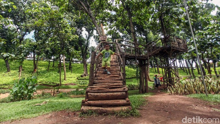 Taman Kembang Kerep Taman Kembang Kerep di kawasan Jakarta Barat jadi salah satu taman bermain kesukaan anak-anak. Beragam fasilitas bermain membuat anak-anak betah bermain di sana