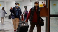 Sejumlah penumpang turun dari kapal pesiar The World Dream usai dinyatakan negatif dari virus corona.