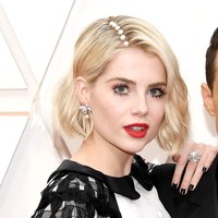 Makeup dan rambut Lucy Boynton sukses mencuri perhatian di Oscars 2020. Bintang Bohemian Rhapsody itu tampil manis dengan bulu mata super lentik, dan membiarkan makeup matanya clean tanpa eyeshadow. Makeupnya itu disempurnakan dengan pulasan lipstik merah. Penampilannya semakin cantik dengan aksesori rambut mutiara yang ditempelkan di belahan rambutnya.  Foto: dok. Getty Images