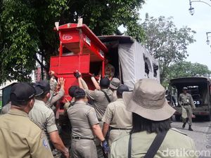 Teriakan Histeris Pedagang Warnai Penertiban PKL Kota Lama Semarang