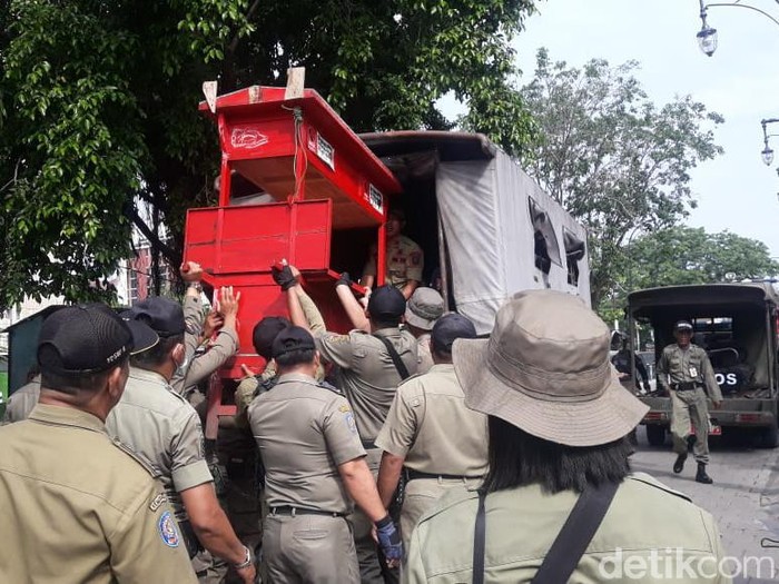 PKL di Kota Lama Semarang ditertibkan, Senin (10/2/2020).