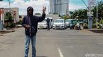 Bahaya! Perlintasan KA Rawa Buaya Tanpa Palang Pintu