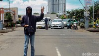 Relawan berjaga di perlintasan itu secara bergantian.