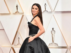 Salma Hayek Ngaku Diamuk Penelope Cruz karena Diam Jadi Korban Pelecehan