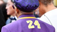 Busana tersebut memiliki angka 24 yang merupakan nomor punggung terakhir Kobe Bryant di LA Lakers. Amy Sussman/Getty Images