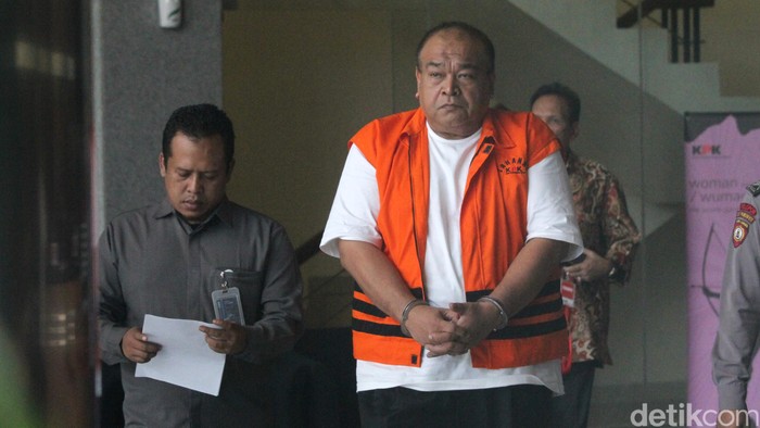 KPK menahan tersangka kasus dugaan suap pembangunan Masjid Agung Solok Selatan dan jembatan Ambayan, Muhammad Yamin Kahar. Yamin ditahan untuk 20 hari pertama.