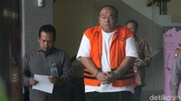 Yamin keluar dari gedung KPK sekitar pukul 20.00 WIB. Ia keluar dengan memakai rompi tahanan dengan tangan diborgol.