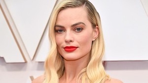 Margot Robbie berperan menjadi Harley Quinn di tiga film DC Extended Universe (DCEU). Penampilannya mencolok sebagai kekasih Joker yang dibintangi Jared Letto. Foto: Photo by Amy Sussman/Getty Images