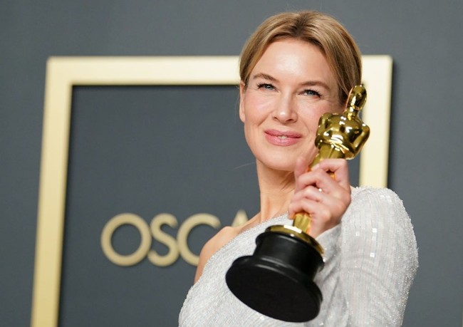 Selain penampilannya yang simpel namun memukai, perubahan wajah Renee Zellweger juga jadi perhatian. Bukan berubah jadi aneh, para orang justru menganggap wajahnya sudah kembali normal. Foto: Dok. Getty Images