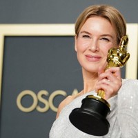 Selain penampilannya yang simpel namun memukai, perubahan wajah Renee Zellweger juga jadi perhatian. Bukan berubah jadi aneh, para orang justru menganggap wajahnya sudah kembali normal. Foto: Dok. Getty Images