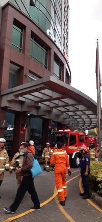 Petugas pemadam kebakaran berada di Graha Inti Fauzi Buncit.