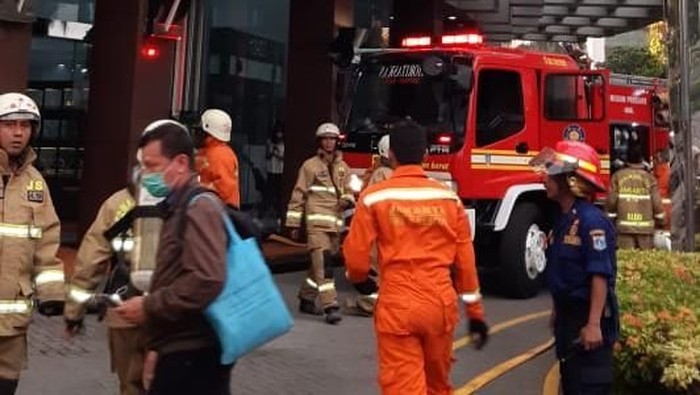 Petugas pemadam kebakaran berada di Graha Inti Fauzi Buncit.
