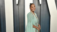 Model seksi tersebut tampak memamerkan kakinya itu dengan dress berbelahan tinggi. Frazer Harrison/Getty Images