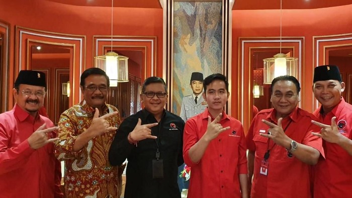 Putra Presiden Joko Widodo, Gibran Rakabuming Raka tiba di DPP PDIP Jakarta. Kedatangannya itu untuk menjalani uji kelayakan dan kepatutan Pilkada Solo.