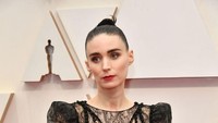 Rooney Mara dan pose andalannya di depan kamera. Amy Sussman/Getty Images