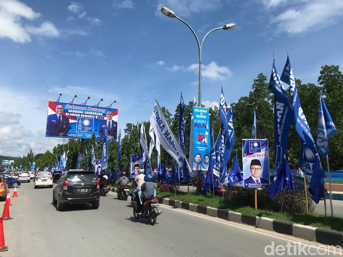 Perang spanduk terlihat di sekitar lokasi Kongres PAN di Kendari, Sulawesi Tenggara. Spanduk para kandidat caketum PAN saling bersanding satu dan lainnya.
