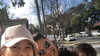 Saat Acha dan Vicky siap pose, Bridgia sepertinya punya ketertarikan lain nih. Ia malah fokus dengan kentang goreng. Foto: Instagram septriasaacha