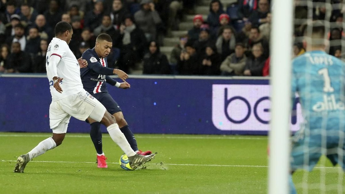 Laga PSGF vs Lyon diwarnai bunuh diri sensasional Fernando Marcal. (Foto: Thibault Camus/AP Photo)