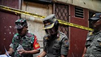 Petugas gabungan dari TNI Polri dan Pol PP menyusuri lokalisasi Gang Royal untuk melakukan penyegelan kafe-kafe yang disinyalie menyediakan prostitusi.