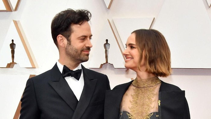 HOLLYWOOD, CALIFORNIA - FEBRUARY 09: (L-R) Benjamin Millepied and Natalie Portman attend the 92nd Annual Academy Awards at Hollywood and Highland on February 09, 2020 in Hollywood, California. (Photo by Amy Sussman/Getty Images)