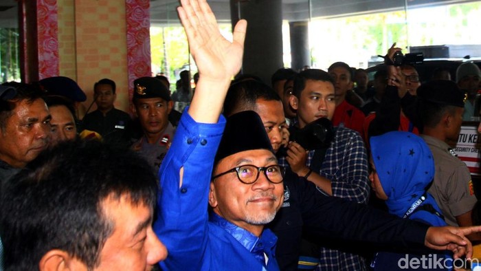 Zulkifli Hasan (Zulhas) resmi mendaftar sebagai calon Ketua Umum (Ketum) PAN. Zulhas mengaku didukung oleh 26 DPW PAN se-Indonesia.