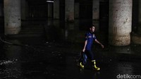 Air setinggi 15 cm masih menggenangi underpass Kemayoran pagi tadi.