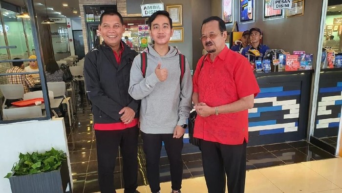 Berangkat fit and proper test, 3 bakal calon walkot dan wakil wali kota Solo foto bareng, Senin (10/2/2020).