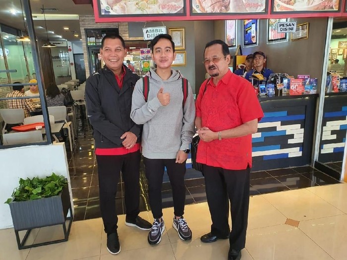 Berangkat fit and proper test, 3 bakal calon walkot dan wakil wali kota Solo foto bareng, Senin (10/2/2020).