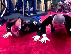 Jalan di Red Carpet, Tom Hanks Tiba-tiba Tantang Tentara Push Up