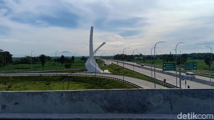 Jasa Marga membantah anggapan tugu di interchage Tol Madiun sebagai lambang palu arit yang identik dengan PKI. Menurut pihaknya, itu merupakan logo PT Jasa Marga Ngawi Kertosono Kediri (JNK).