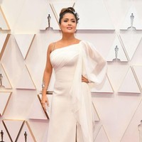 Salma Hayek mencoba tampil bak Dewi Yunani dengan gaun draperi dari Gucci. Tapi pilihan warna gaunnya membuat dia lebih mirip calon mempelai wanita di pernikahan. Ditambah lagi aksen pada pundak yang menjuntai membuat penampilannya terlihat tidak rapi. Mungkin Salma bisa mempertimbangkan memakai aksesori atau clutch warna lain agar gayanya tidak terlalu polos. Foto: Getty Images