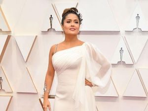 Salma Hayek Ngaku Payudaranya Terus Membesar