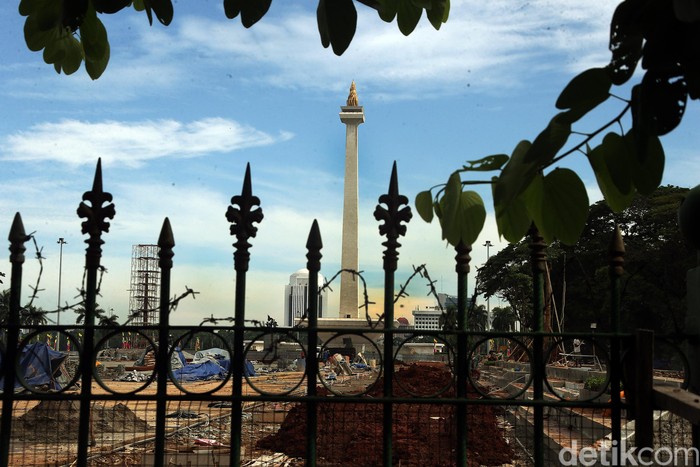 Proyek revitalisasi Monas kembali dilanjutkan usai diizinkan Sekretariat Negara (Setneg). Sejumlah pekerja dan alat berat tampak sibuk kerjakan proyek itu.