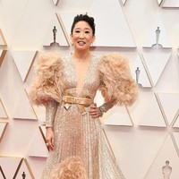 Aktris Sandra Oh memilih gaun rancangan Elie Saab untuk red carpet Oscar 2020. Gaun berwarna champagne itu dihiasi sequin dan payet berkilauan, ditambah aksen pita dan ruffle pada bagian lengan dan rok. Terlalu banyak detail membuat penampilan Sandra Oh terkesan berat dan penuh. Foto: Amy Sussman/Getty Images