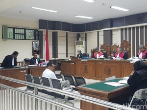 Jadi Perantara Suap Bupati Kudus, Stafsus Dituntut 6 Tahun Bui