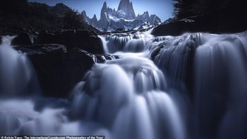 Riak air dengan latar belakang pegunungan di Patagonia sangat mempesona. Foto ini diambil oleh fotografer Kelvin Yuen dari Hong Kong. Kelvin Yuen/The International Landscape Photographer of The Year.