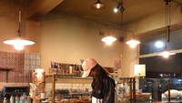 Masih kecil saja, Bridgia sudah bisa menemani ibunya nongkrong nih! Kali ini mereka sedang mampir ke kafe yang menjual pastry fresh. Foto: Instagram septriasaacha