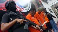Polisi menyebut pemeran dalam film Air Terjun Pengantin itu adalah seorang pengedar kokain.