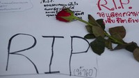 Karangan bunga dan ucapan duka cita terus mengalir dari warga di lokasi penembakan brutal yang berada di kawasan pusat perbelanjaan Terminal 21 di Korat, Thailand, Senin (10/2/2020).  AP Photo/Sakchai Lalit.