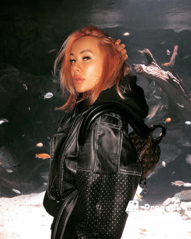 Irina menatap cermin dan menyanyikan lagu kebangsaan Ukraina sambil secara bertahap menarik celananya. Seperti dilansir Daily Star, Irina bisa menghadapi hukuman tiga tahun penjara karena menyalahgunakan simbol negara. Foto: Instagram