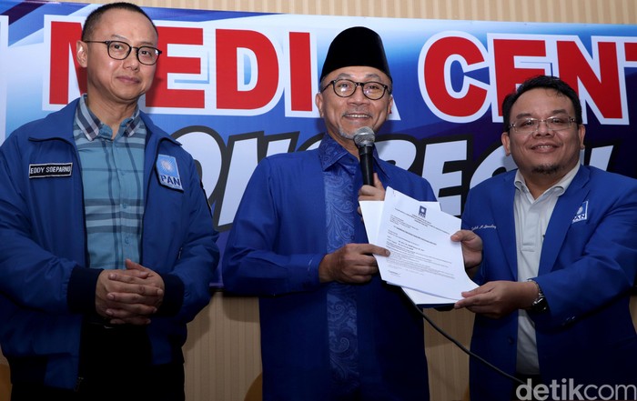 Zulkifli Hasan (Zulhas) resmi mendaftar sebagai calon Ketua Umum (Ketum) PAN. Zulhas mengaku didukung oleh 26 DPW PAN se-Indonesia.
