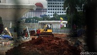 Alat berat juga turut dikerahkan untuk membantu menyelesaikan proyek revitalisasi Monas tersebut.