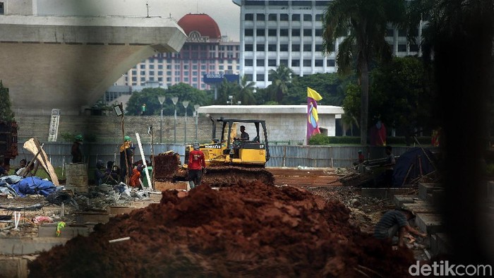 Proyek revitalisasi Monas kembali dilanjutkan usai diizinkan Sekretariat Negara (Setneg). Sejumlah pekerja dan alat berat tampak sibuk kerjakan proyek itu.