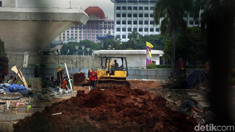 Proyek Revitalisasi Monas Kembali Berlanjut Proyek revitalisasi Monas kembali dilanjutkan usai diizinkan Sekretariat Negara (Setneg). Sejumlah pekerja dan alat berat tampak sibuk kerjakan proyek itu.