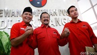 Bakal calon Wali Kota dan Wakil Wali Kota Solo yakni Achmad Purnomo-Teguh Prakosa dan Gibran Rakabuming Raka melakukan salam komando usai menjalani uji kelayakan dan kepatutan (fit and proper test) di kantor DPP PDIP, Jakarta, Senin (10/2/2020).