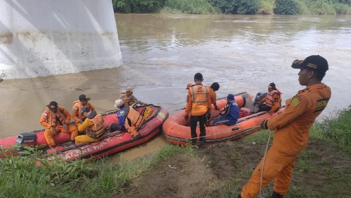 Tim SAR Cari Bocah Tenggelam di Sungai Cimanuk