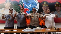 Selain menghadirkan para tersangka, polisi juga menunjukkan barang bukti yang berhasil diamankan ke hadapan awak media.