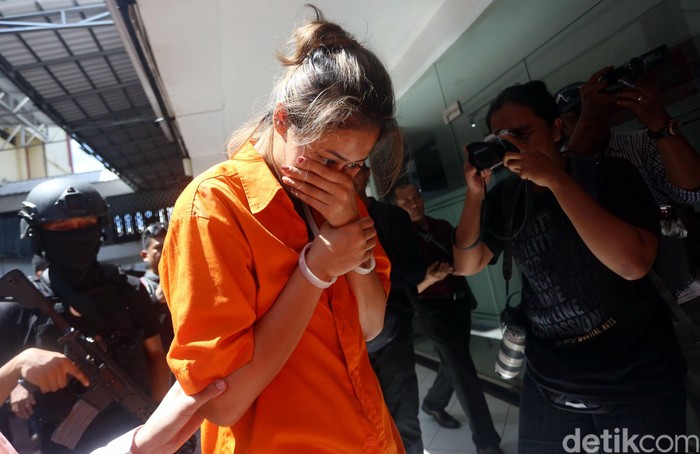 Pemain film Nanie Darham ditangkap polisi karena kasus narkoba. Ia tampak tertunduk malu saat dihadirkan di hadapan awak media.